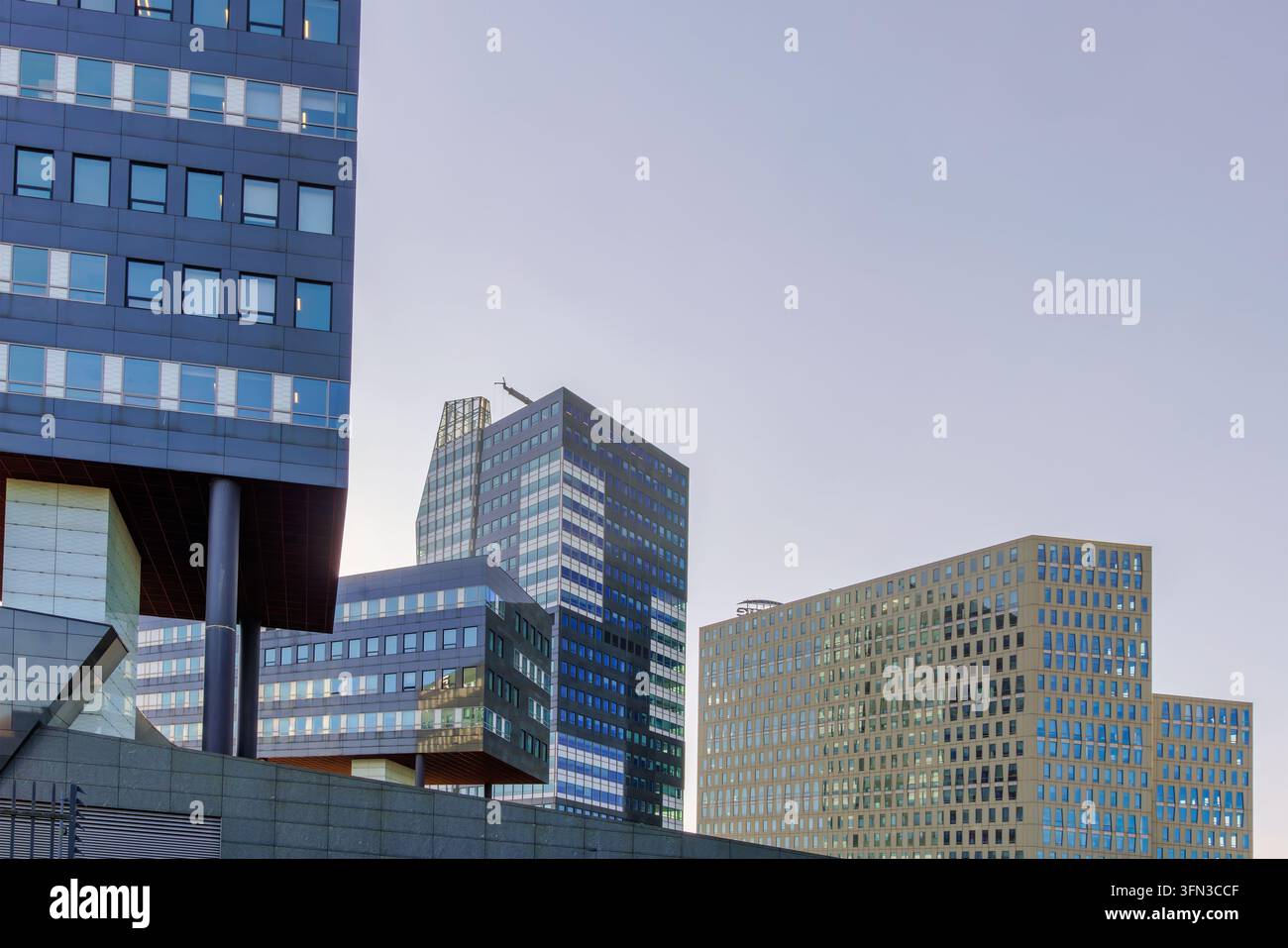 Zwolle, Niederlande – 5. März 2026: Stadtbild mit großen Bürotürmen vor einem blauen Himmel in Zwolle, Niederlande Stockfoto