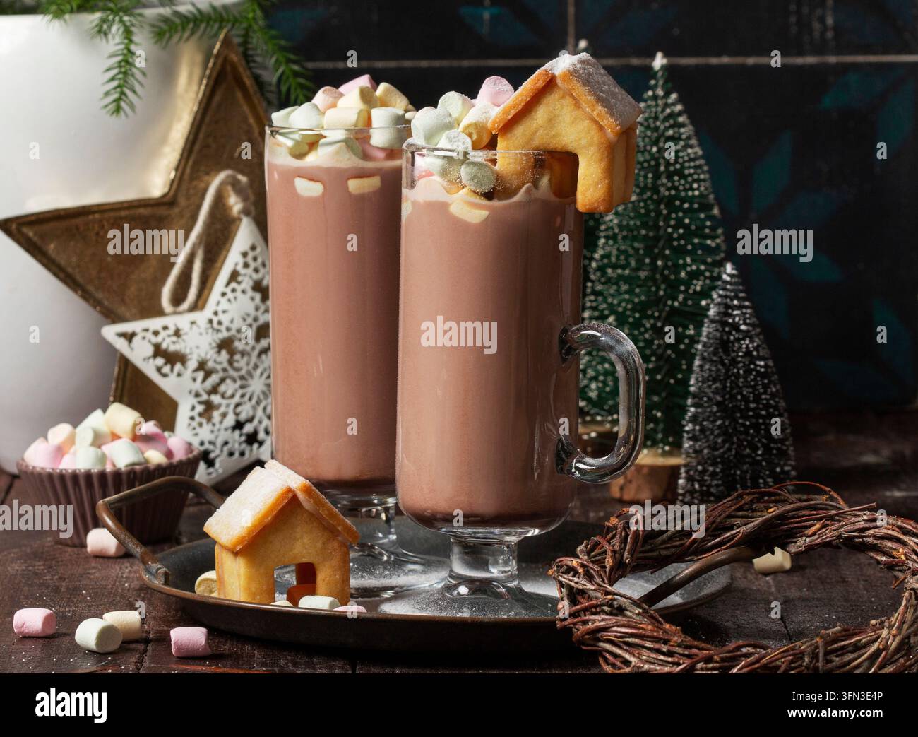 Heiße Schokolade mit Marshmallows und Lebkuchenhaus Stockfoto