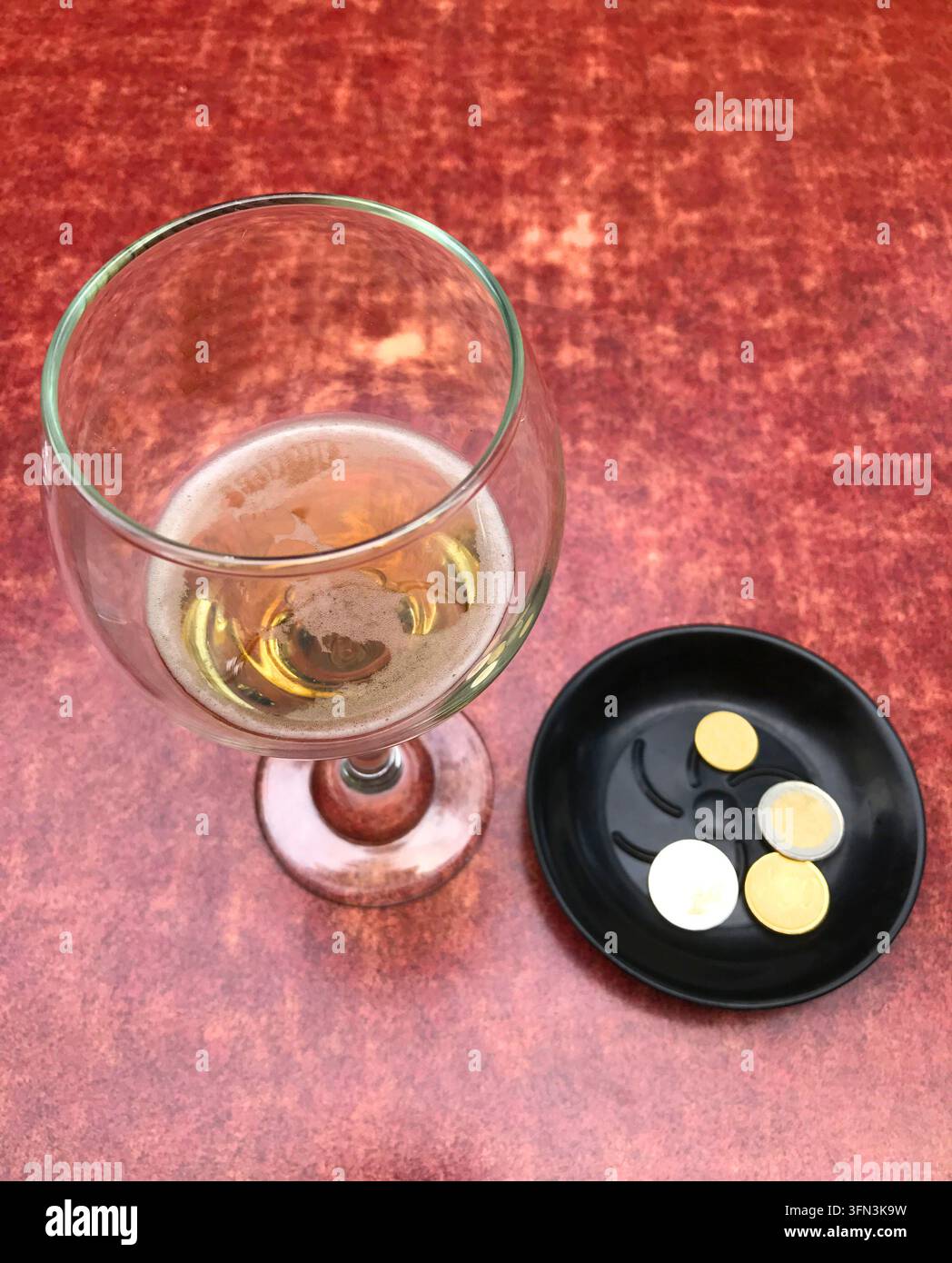 Leeres Bierglas und Trinkgeld. Stockfoto