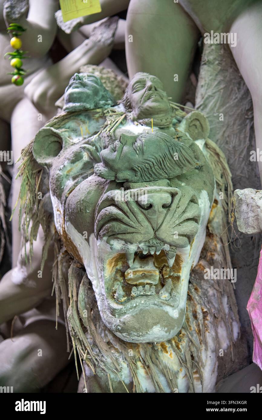 Eine Nahaufnahme von unfertigen Tonskulpturen in der Werkstatt eines Kunsthandwerkers in Kumartuli, Kalkutta. Das Bild betont den rohen Tonmodellierungsprozess, Stockfoto