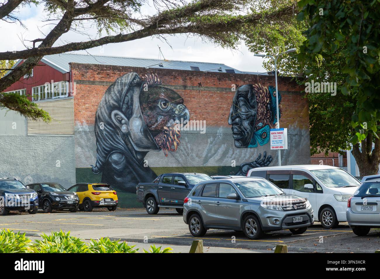 Das Wandgemälde "Peel Back the Layers of Oneself" wurde 2019 von der Künstlerin Cinzah in Whanganui, Neuseeland, gemalt Stockfoto