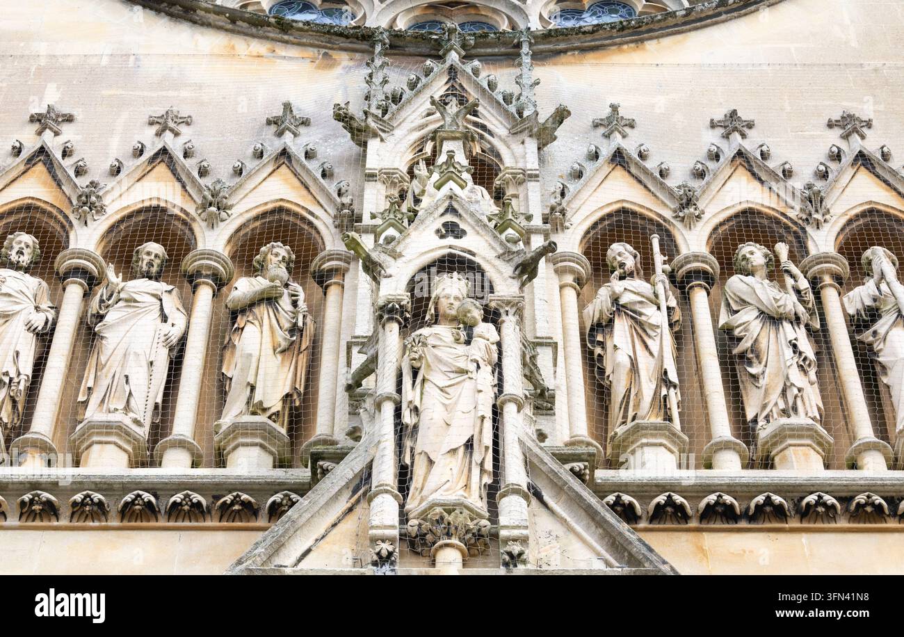 Gehauene Steinstatuen von Maria, dem Jesuskind und den Aposteln an der Westfassade der Arundel-Kathedrale, Arundel, West Sussex, England Stockfoto