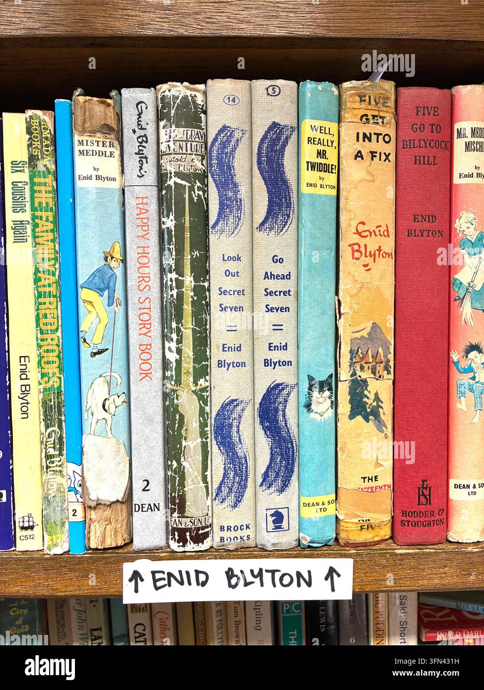Eine Auswahl von Büchern der Autorin Enid Blyton, darunter Geschichten von den Geheimen Sieben, die in einem Secondhand-Buchladen in Wigtown, Schottland, UK, zum Verkauf stehen Stockfoto