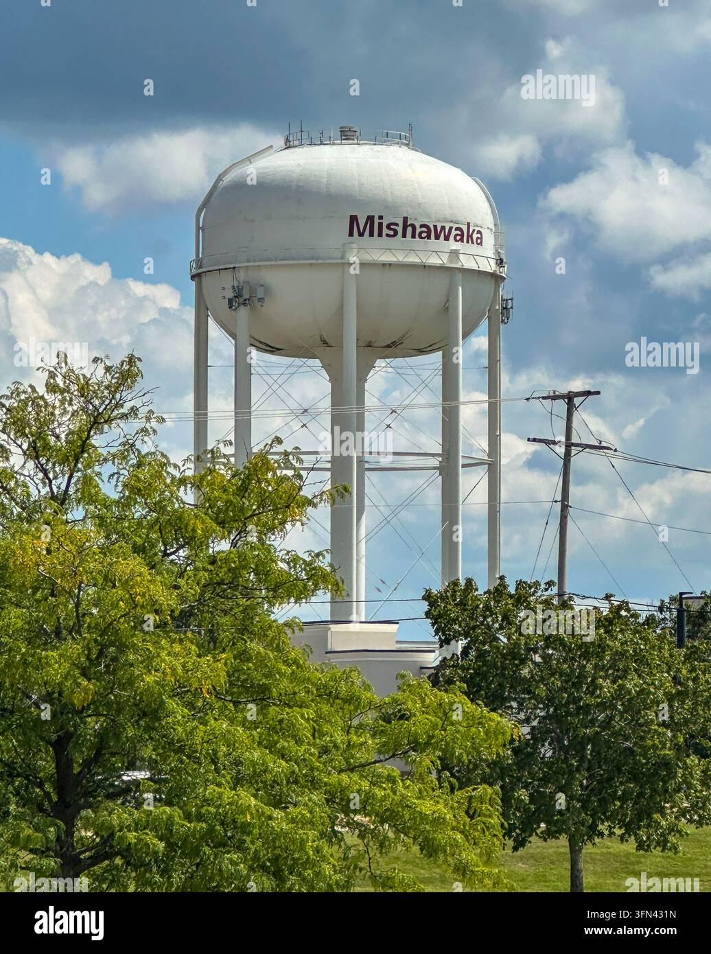 Wasserbehälter der Stadt Mishawaka in Indiana. Mishawaka, IN USA - 27. August 2026 - Smartphone-aufgenommenes Stockfoto