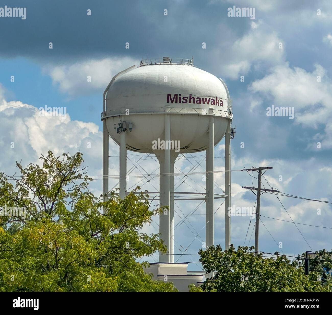 Wasserbehälter der Stadt Mishawaka in Indiana. Mishawaka, IN USA - 27. August 2026 - Smartphone-aufgenommenes Stockfoto