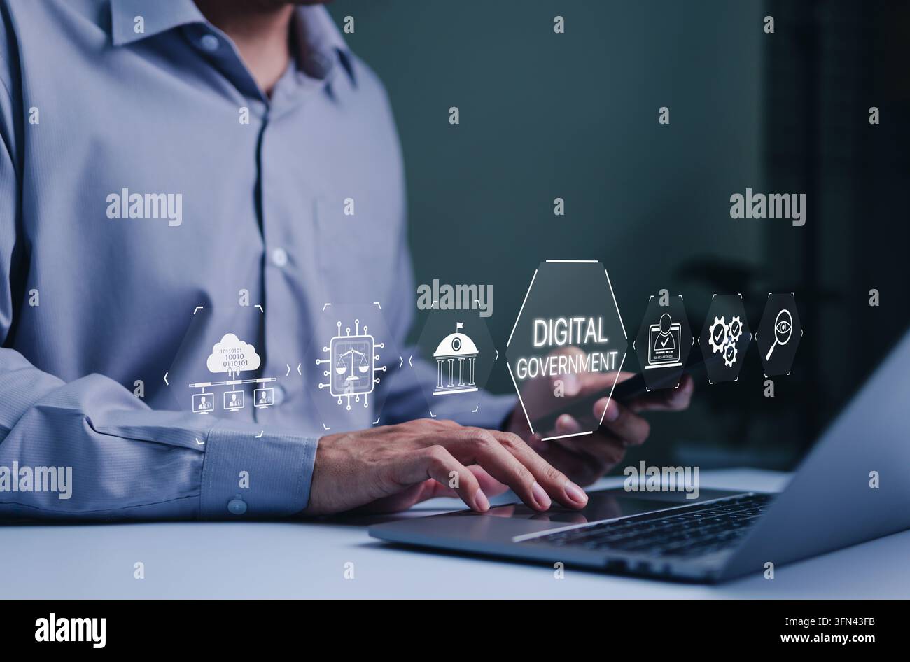 Konzept des digitalen Staates und der E-Governance. Person verwendet einen Laptop mit einer digitalen Regierungs-Schnittstelle, Datenmanagement, technikgestützte öffentliche Dienstleistungen Stockfoto