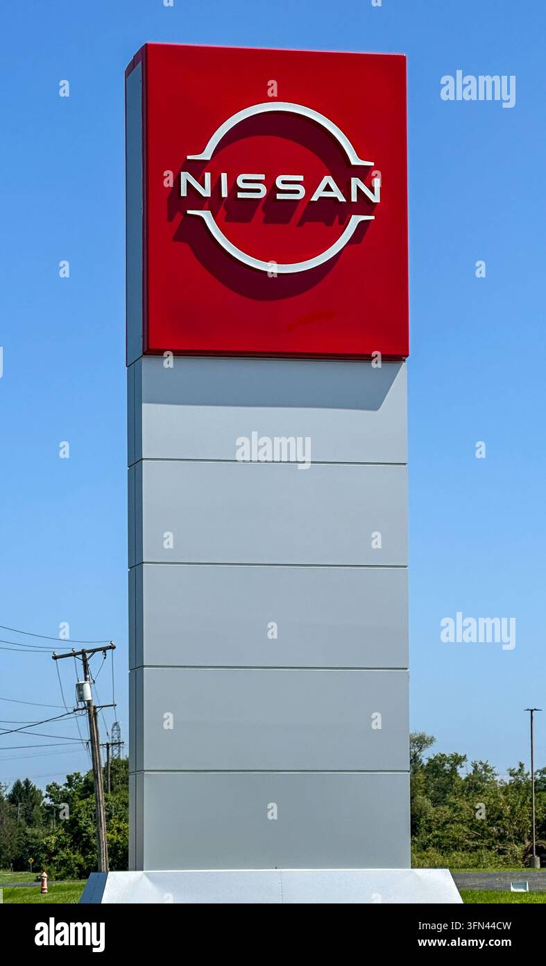 Nissan-Händler-Markenschild-Turm vor blauem Himmel. Orland Park, IL USA 2. September 2026 - Smartphone-aufgenommenes Stockfoto