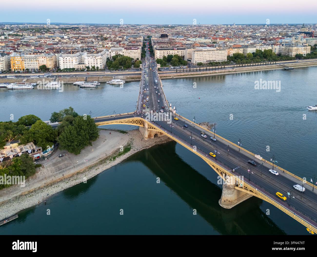 Luftaufnahme der Margaret-Brücke, die Verkehr und Straßenbahnen über die Donau führt und Buda, Pest und die Margaret-Insel mitten im Flussufer-Bild Budapests verbindet Stockfoto