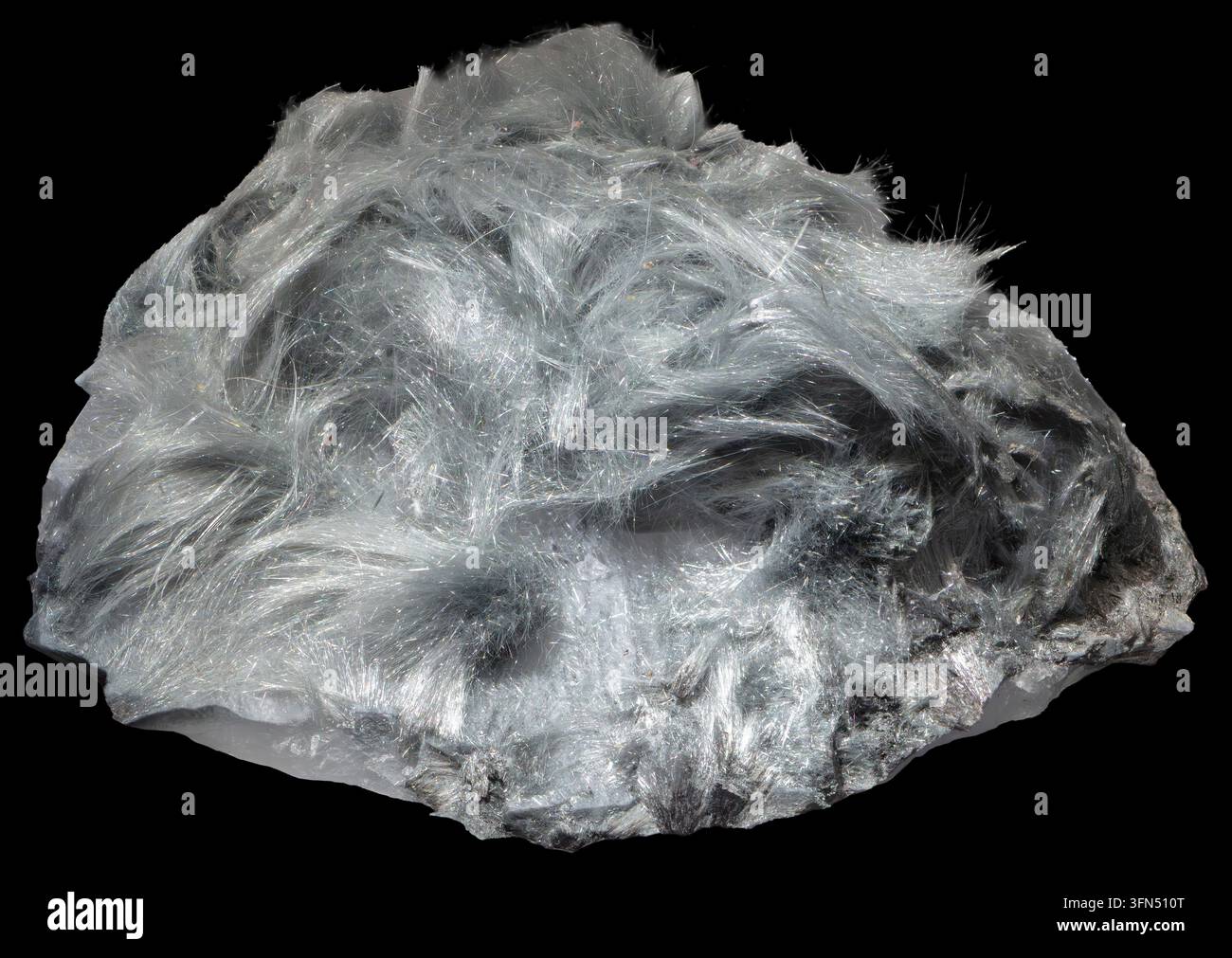 Dravit ist ein magnesiumhaltiges Mitglied der Turmalingruppe, das typischerweise braune, dunkelbraune oder schwarze Kristalle bildet. Stockfoto