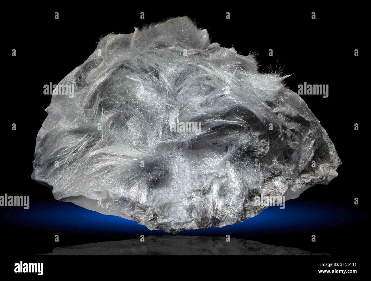 Dravit ist ein magnesiumhaltiges Mitglied der Turmalingruppe, das typischerweise braune, dunkelbraune oder schwarze Kristalle bildet. Stockfoto