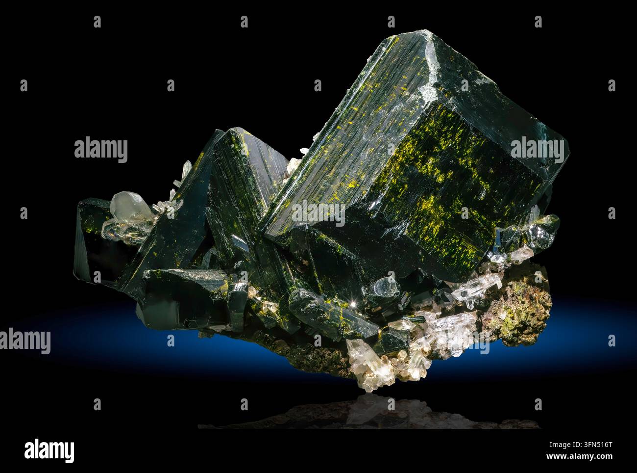 Epidot ist ein Calcium-Aluminium-Eisen-Silikat-Mineral mit der Formel Ca₂(Al,Fe)₃(SiO₄)₃(OH). Stockfoto