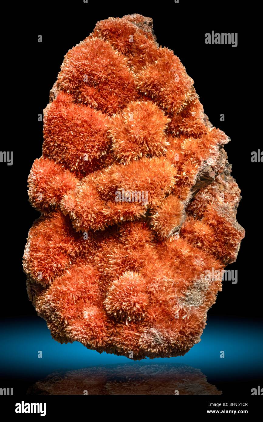 Inesit ist ein seltenes Mangan-Silikat-Mineral mit der Formel Ca₂Mn₇Si₁₀O₂₄(OH)₈·6H₂O. Stockfoto