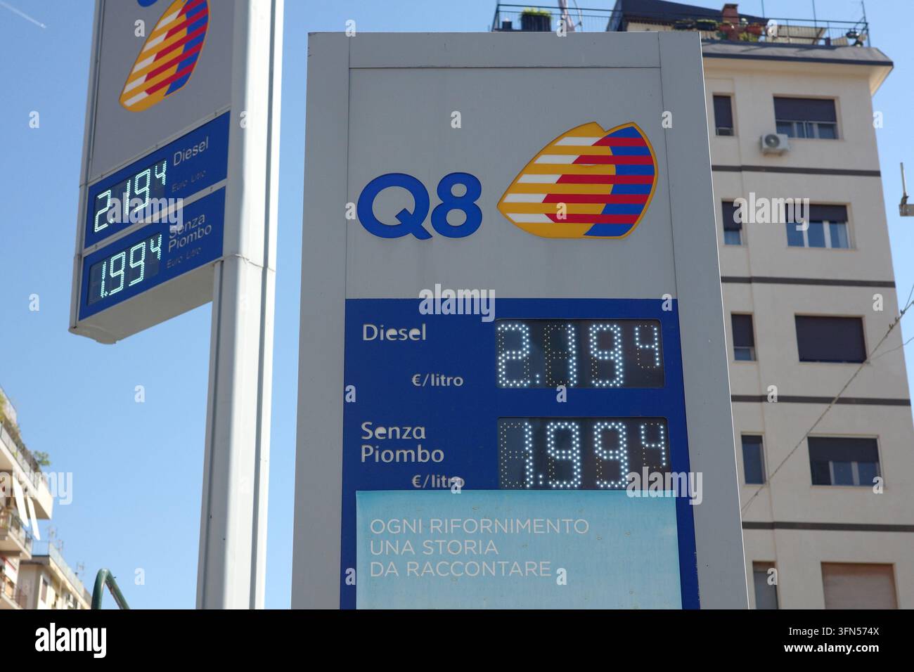 Palermo, Italien - 1. Oktober 2026: An einer Q8-Tankstelle werden die Kraftstoffpreise nach der Einführung einer Kraftstoffpreisobergrenze angezeigt Stockfoto