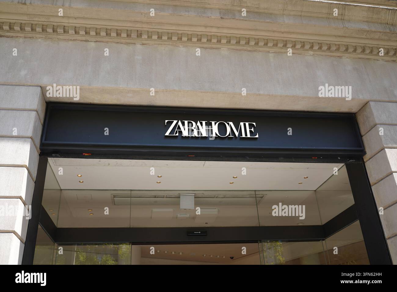 BARCELONA, SPANIEN - 23. AUGUST 2026: Außenansicht des Zara Home-Geschäfts mit eleganter Einzelhandelsbeschilderung und Fassade Stockfoto