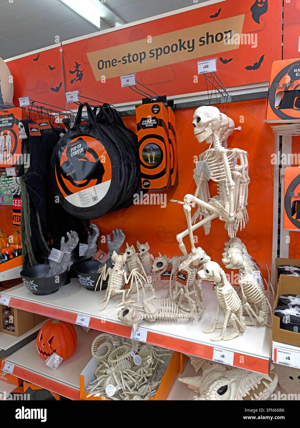 Halloween-Dekorationen und Kostüme in einer saisonalen Abteilung eines britischen Supermarkts, darunter Skelette und gruseliges Zubehör. Stockfoto