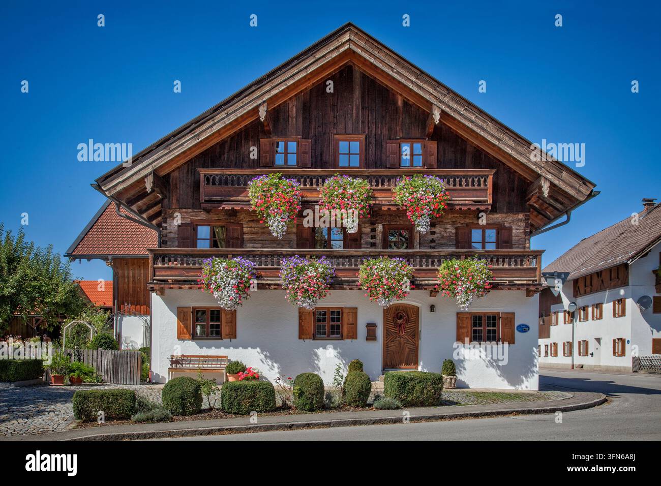 DE - BAYERN: Traditionelles Bauernhaus in Sindelsdorf, Oberbayern (Foto von Edmund Nagele FRPS) Stockfoto