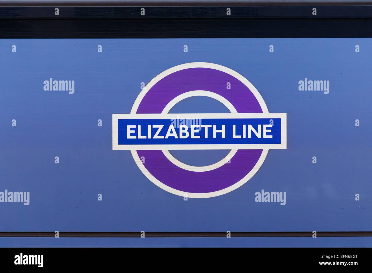 Elizabeth-Line-Rundschriftenlogo von TfL in London, England Stockfoto