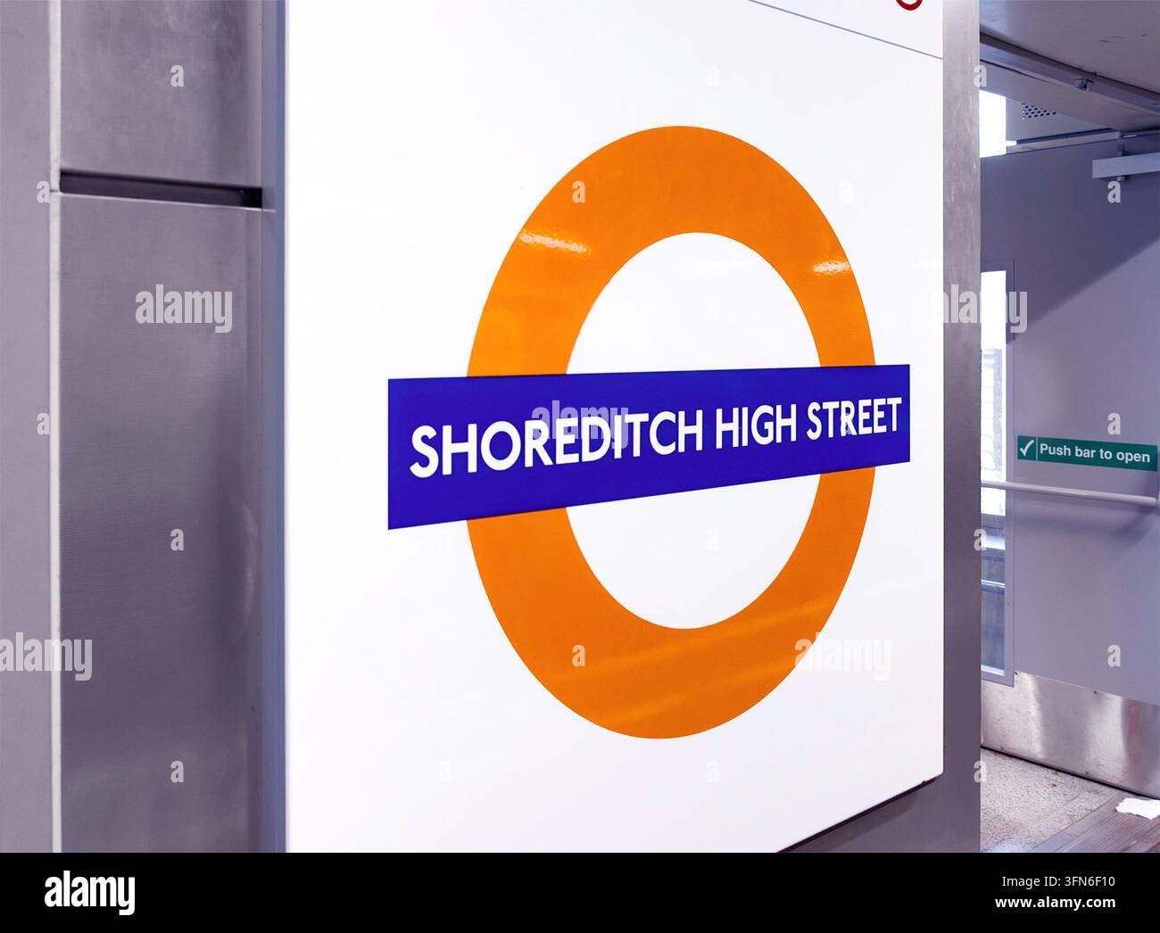 London Overground-Rundschild für den Bahnhof Shoreditch High Street in London, Vereinigtes Königreich Stockfoto