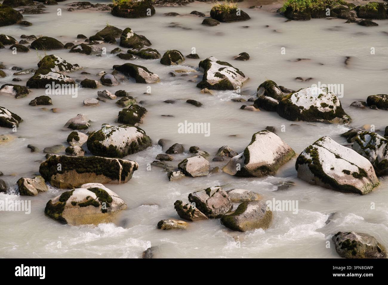 Schöner Blick auf den Weißwasserfluss in der Nähe der Mamquam-Fälle in Squamish Stockfoto
