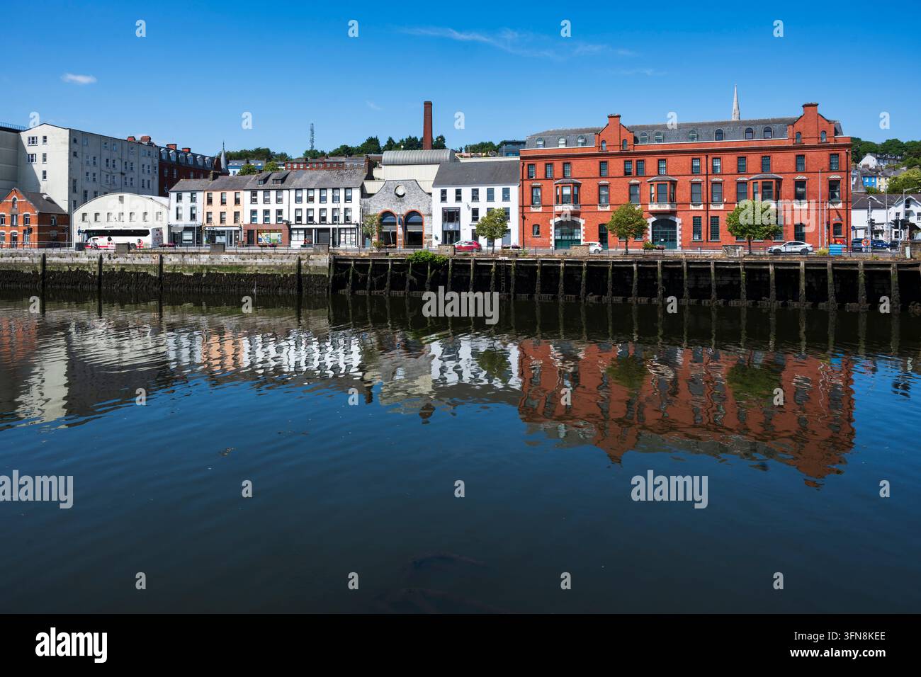Historische Wasserfront-Gebäude von Cork City im Fluss gespiegelt Stockfoto