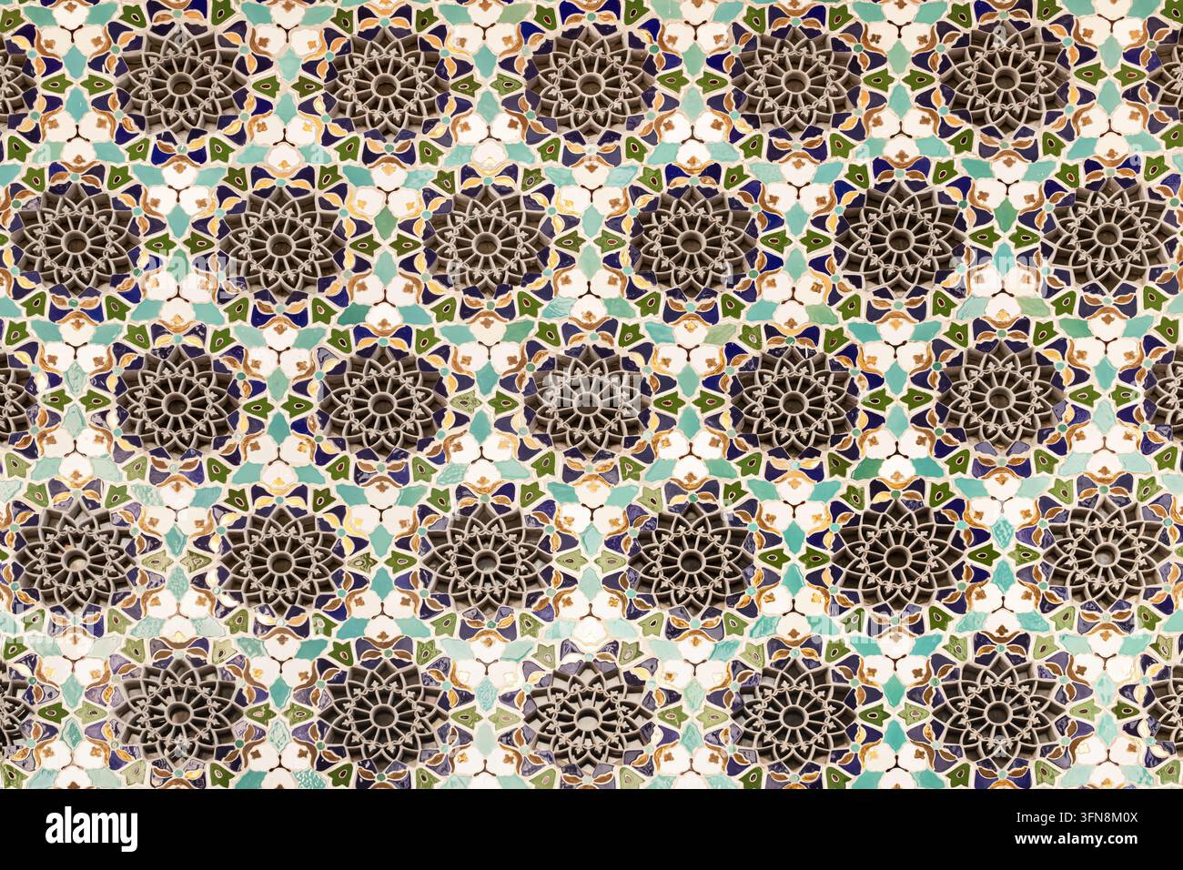 Wiederholendes dekoratives Muster aus farbenfrohen Keramikelementen mit geometrischen und floralen Motiven. Detaillierte ornamentale Oberfläche, geeignet als Hintergrund, t Stockfoto