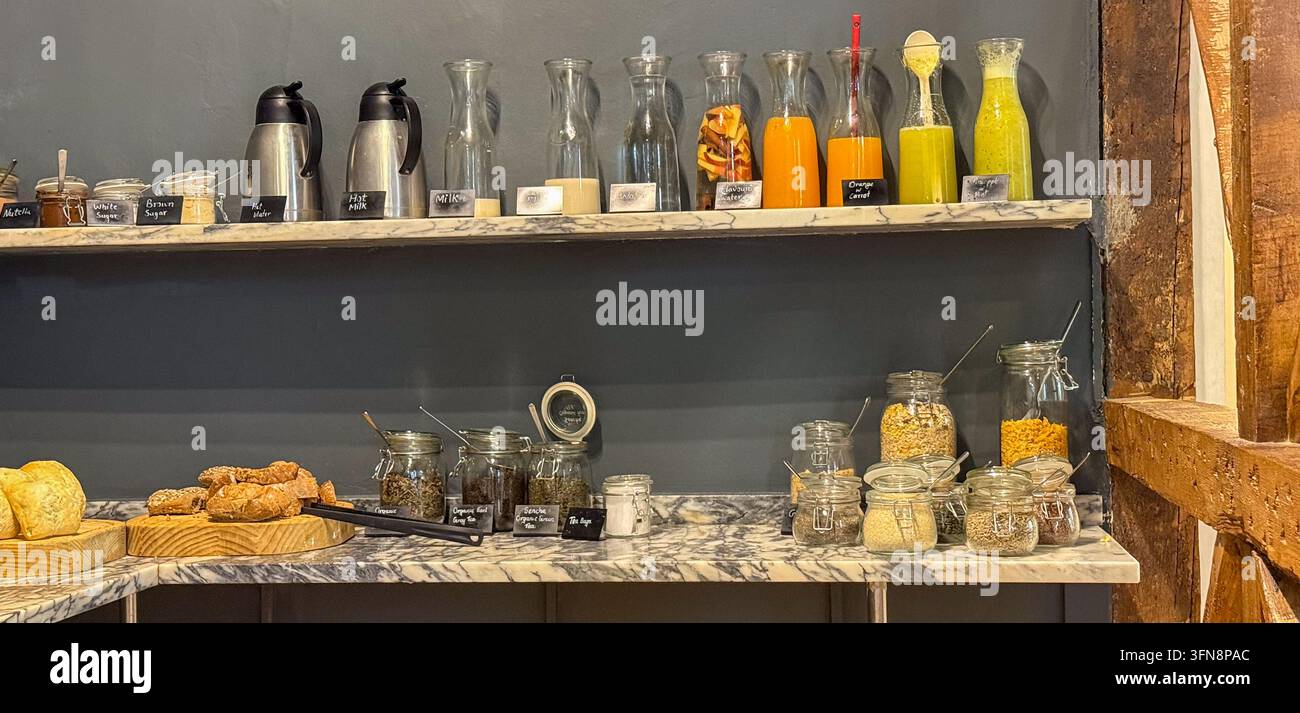 Hotel-Frühstücksbuffet mit Käse, Aufschnitt, Brot und Eiern. Stockfoto