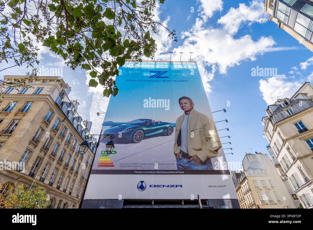 Reklametafel mit dem Schauspieler Daniel Graig, die den Denza Z, einen batteriebetriebenen Sportwagen von BYD Auto, bewirbt und die Fassade eines Gebäudes bedeckt Stockfoto