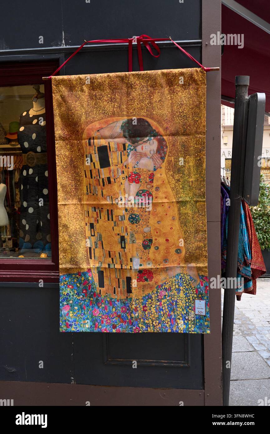 Wandbehang aus Stoff mit Gustav Klimts ‚Der Kuss‘ bedruckt, der vor einem Kleidungsladen in Toledo, Spanien, zum Verkauf steht Stockfoto