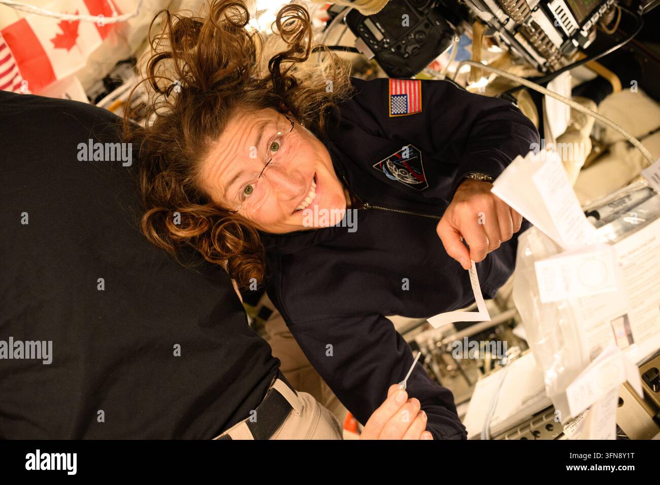 Christina Koch bereitet sich auf die Sammlung einer Speichelprobe vor, 8. April 2026 Stockfoto