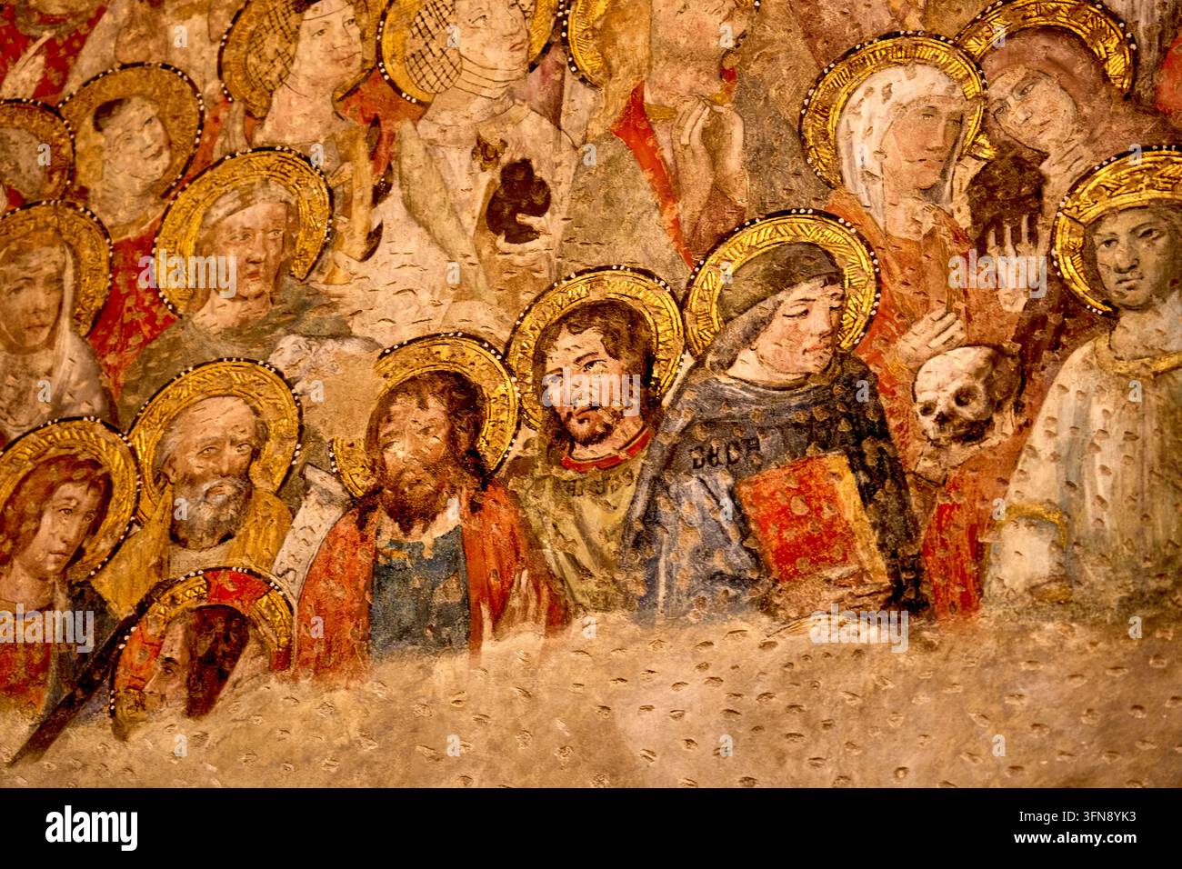 Gotisches Wandgemälde von Heiligen mit vergoldeten Heiligenscheinen, um 1400, in der Capilla de San Blas im Kreuzgang der Kathedrale von Toledo, Spanien Stockfoto