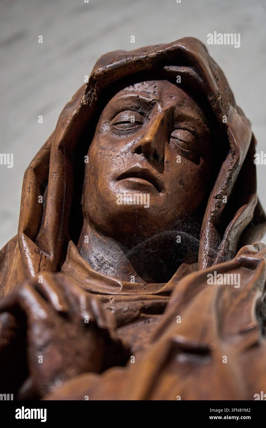 Geschnitzter Holzkopf einer trauernden vermummten Figur im Museo del Greco, Toledo, Spanien Stockfoto
