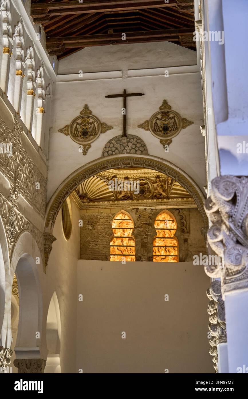 Renaissance-Seitenkapellenbogen mit Muschelgewölbe und Wappen des Erzbischofs in Santa María la Blanca, hinzugefügt, als es eine Kirche wurde, Toledo, Spanien Stockfoto