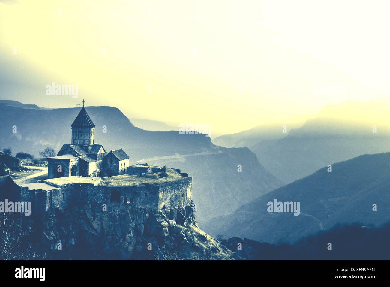 Altes Tatev-Kloster in Armenien bei Sonnenuntergang Stockfoto