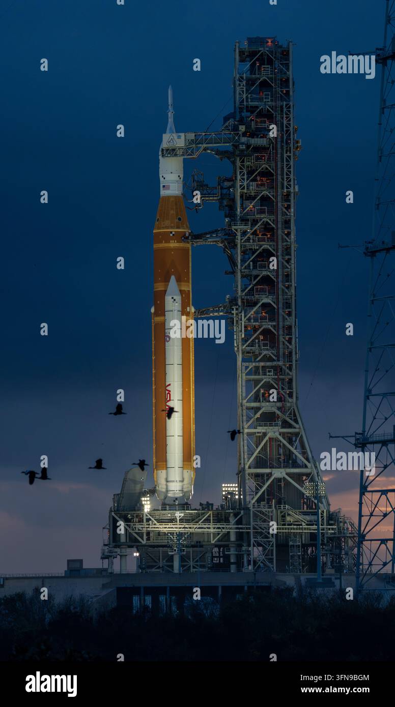 NASAs SLS-Rakete und Orion-Raumschiff bei Sonnenuntergang, Kennedy Space Center, Florida Stockfoto