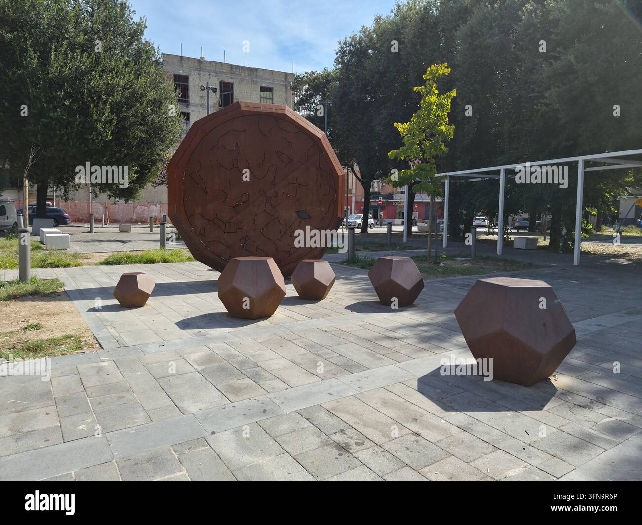 Zeitgenössische Kunstinstallationen aus Metall und geometrische Sitzskulpturen aus Cortenstahl auf der Piazza Marconi in Aversa, Kampanien, Italien. - Smartphone-aufgenommenes Stockfoto