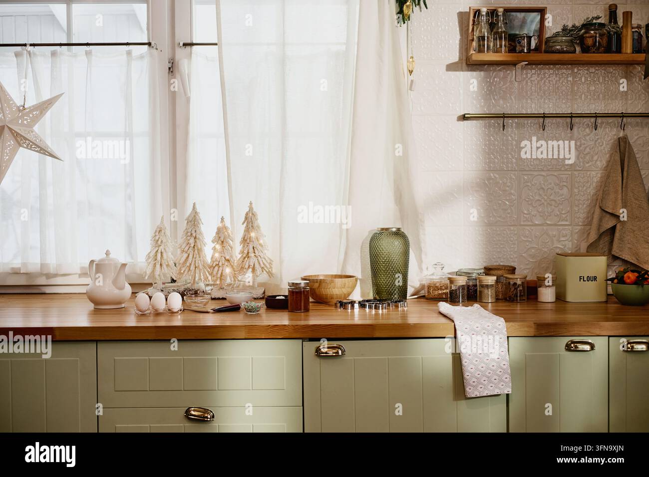 Küchenarbeitsplatte vorbereitet für Weihnachtsbacken und Kochen Stockfoto