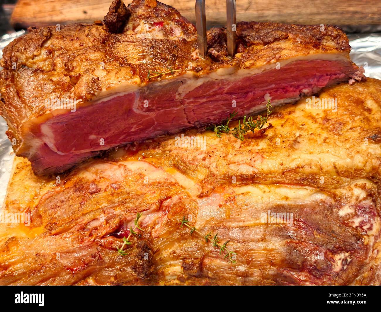 Geschnittenes medium rare Roastbeef mit knuspriger gebratener Kruste Stockfoto