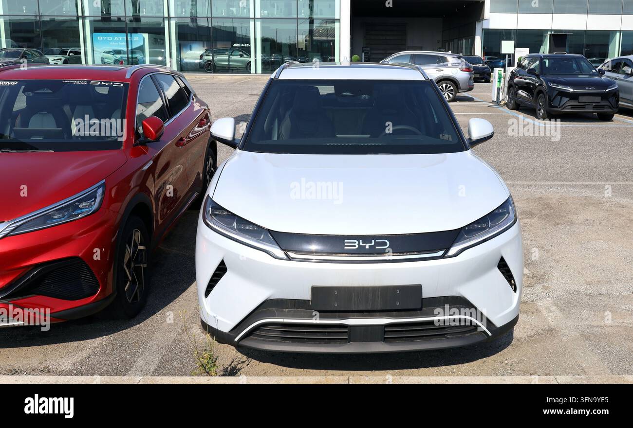 Udine, Italien. 22. Juni 2025. BYD Atto 2, auch Yuan Up genannt, vor dem offiziellen Händler des chinesischen EV-Fahrzeug-Herstellers. Stockfoto