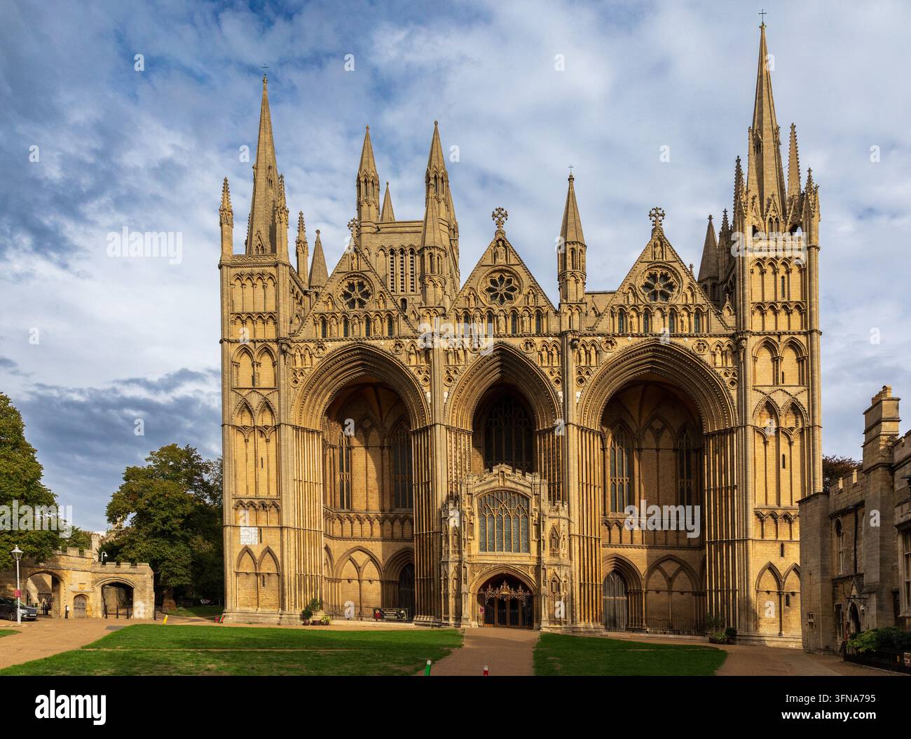 Die imposante frühenglische gotische Westfassade der Kathedrale von Peterborough Stockfoto