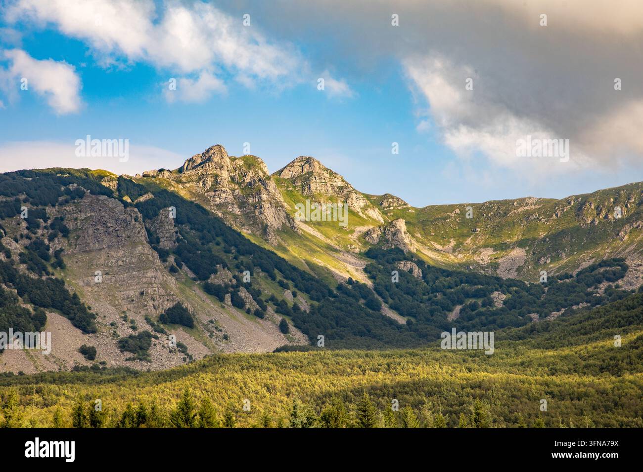 Blick von Fivizzano auf die Berge des Apennins, die Gipfel sind Teil des nördlichen Apennins – Appennino Tosco-Emiliano. Der Blick umrahmt den zerklüfteten Kalkstein Stockfoto