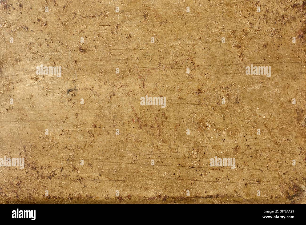 alte zerkratzte Metalloberflächentextur, rostbraunes und goldenes Messingmaterial mit Grunge-Muster in Nahaufnahme, industrielles Design-Hintergrund Stockfoto