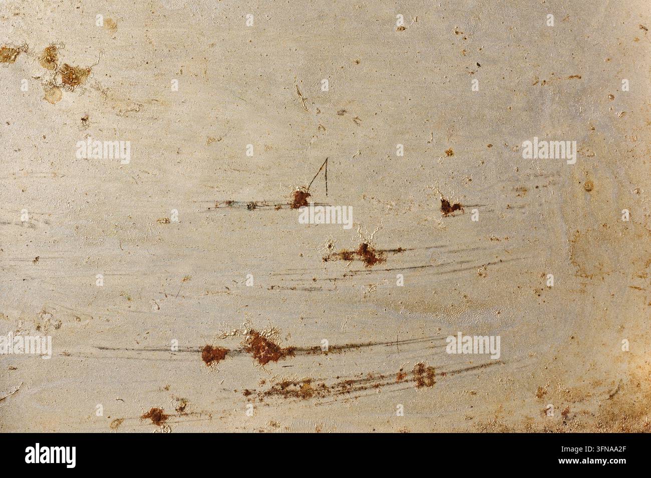 gekratzte Metalloberflächenhintergrund, verwitterte Stahltextur mit braunen Rostflecken und Kratzern im Nahaufnahme, industrielles Grunge-Design-Hintergrund Stockfoto