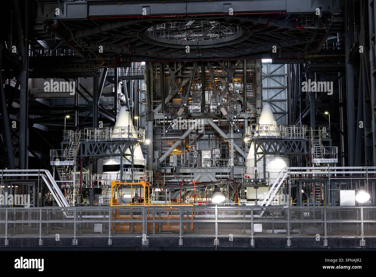 Montage der Artemis-III-SLS-Rakete, Kennedy Space Center, Florida, 30. September 2026 Stockfoto