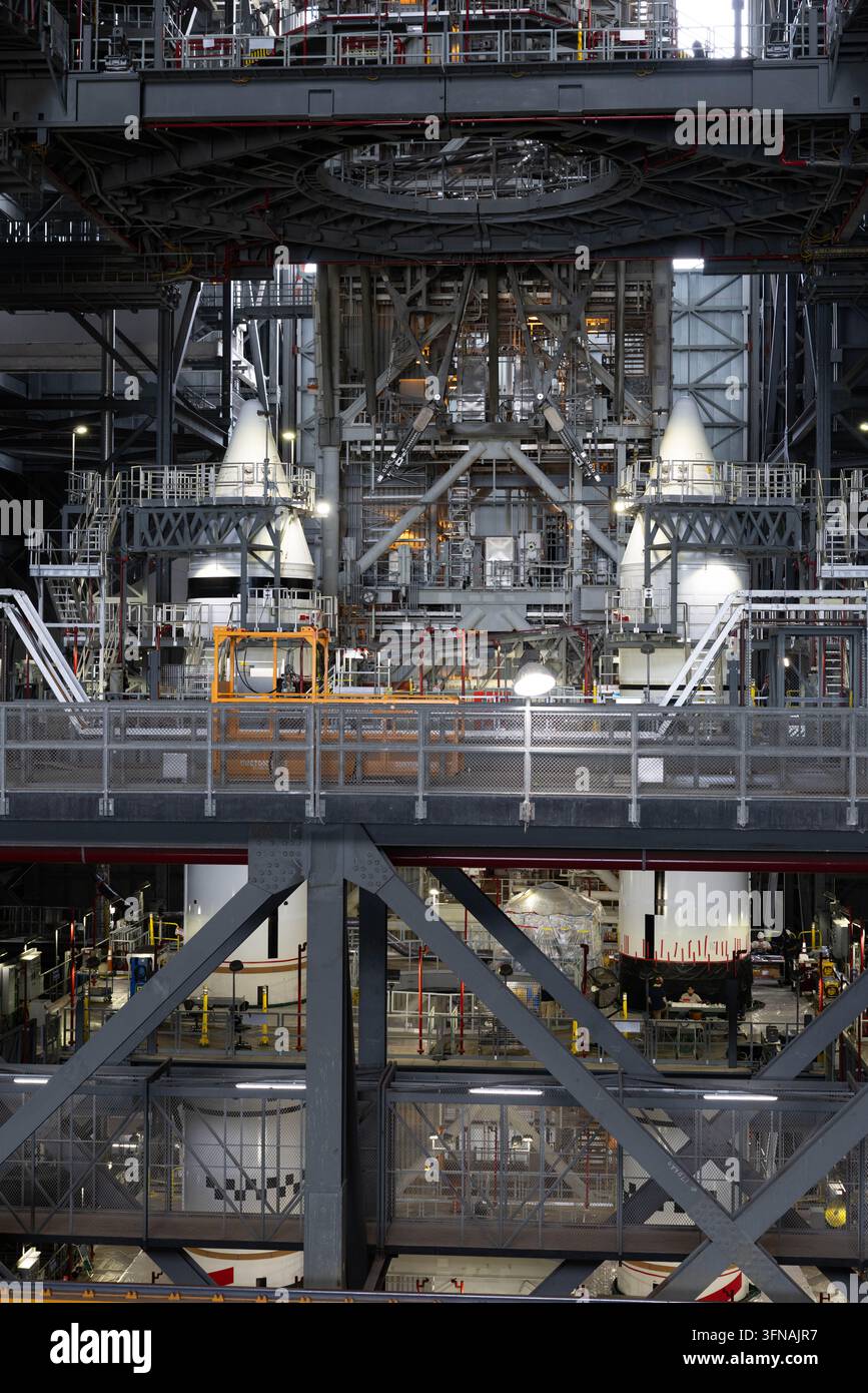 Montage der Artemis-III-SLS-Rakete, Kennedy Space Center, Florida, 30. September 2026 Stockfoto
