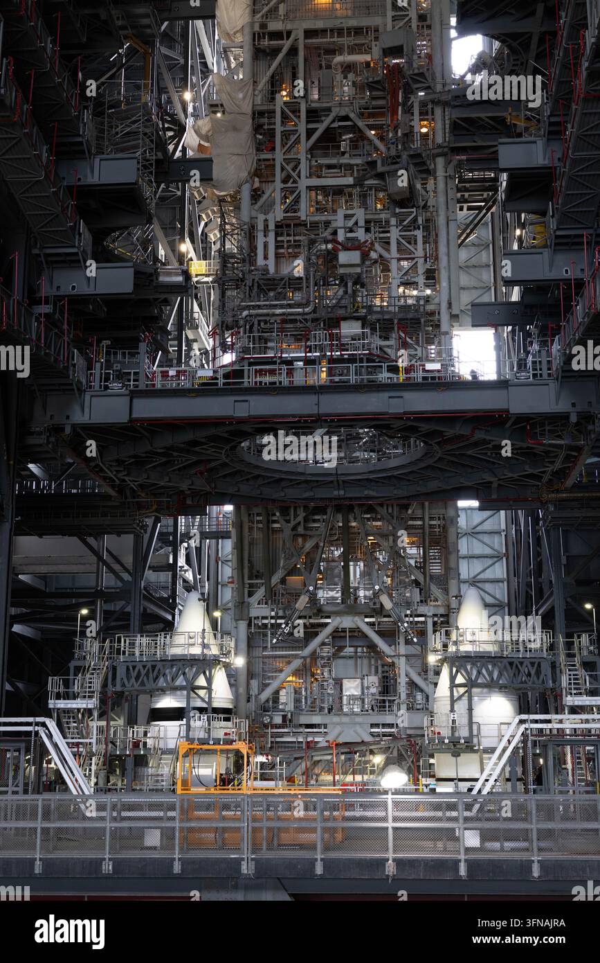Montage der Artemis-III-SLS-Rakete, Kennedy Space Center, Florida, 30. September 2026 Stockfoto