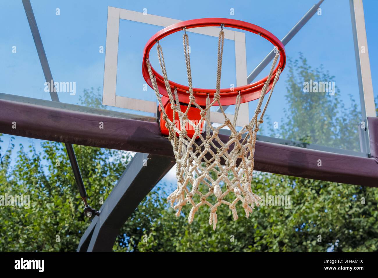Basketballkorb und Netz für Sport, Freizeit und aktiven Lebensstil als Konzept Stockfoto