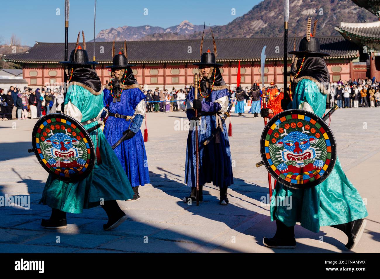 Königliche Wachen bei der Wechselzeremonie im Gyeongbokgung-Palast, Seoul, Südkorea. Stockfoto
