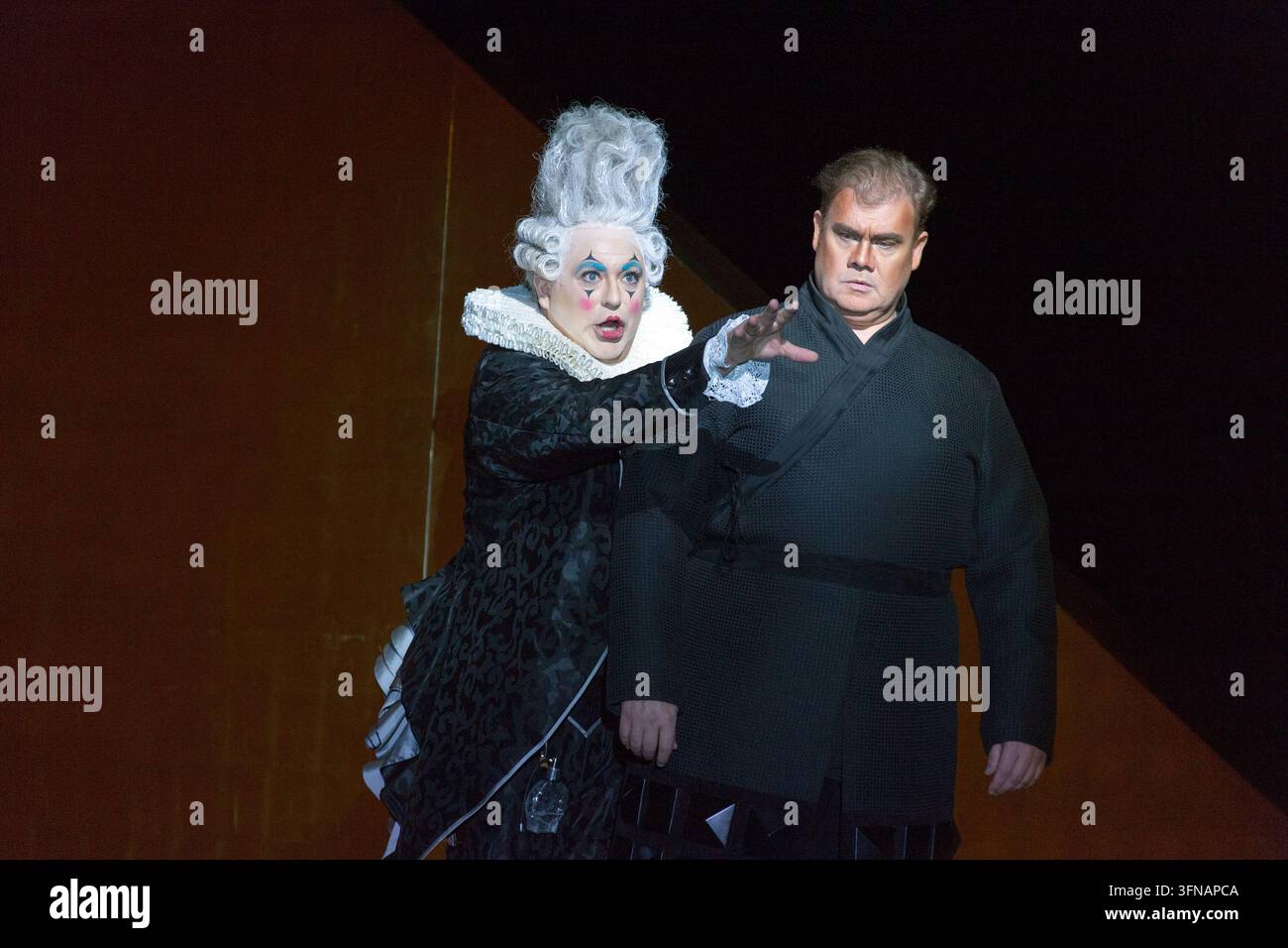 Akt 1 - l-r: Craig Colclough (Kurwenal), Stuart Skelton (Tristan) in TRISTAN UND ISOLDE an der English National Opera (ENO), London Coliseum WC2  09.06.2016  Musik & Libretto: Richard Wagner  Englische Übersetzung: Andrew Porter  Dirigent: Edward Gardner  Bühnenbild: Anish Kapoor & Justin Nardella  Kostüme: Christina Cunningham  Licht: Paul Anderson  Videodesign: Frieder Weiss  Regisseur: Daniel Kramer Stockfoto