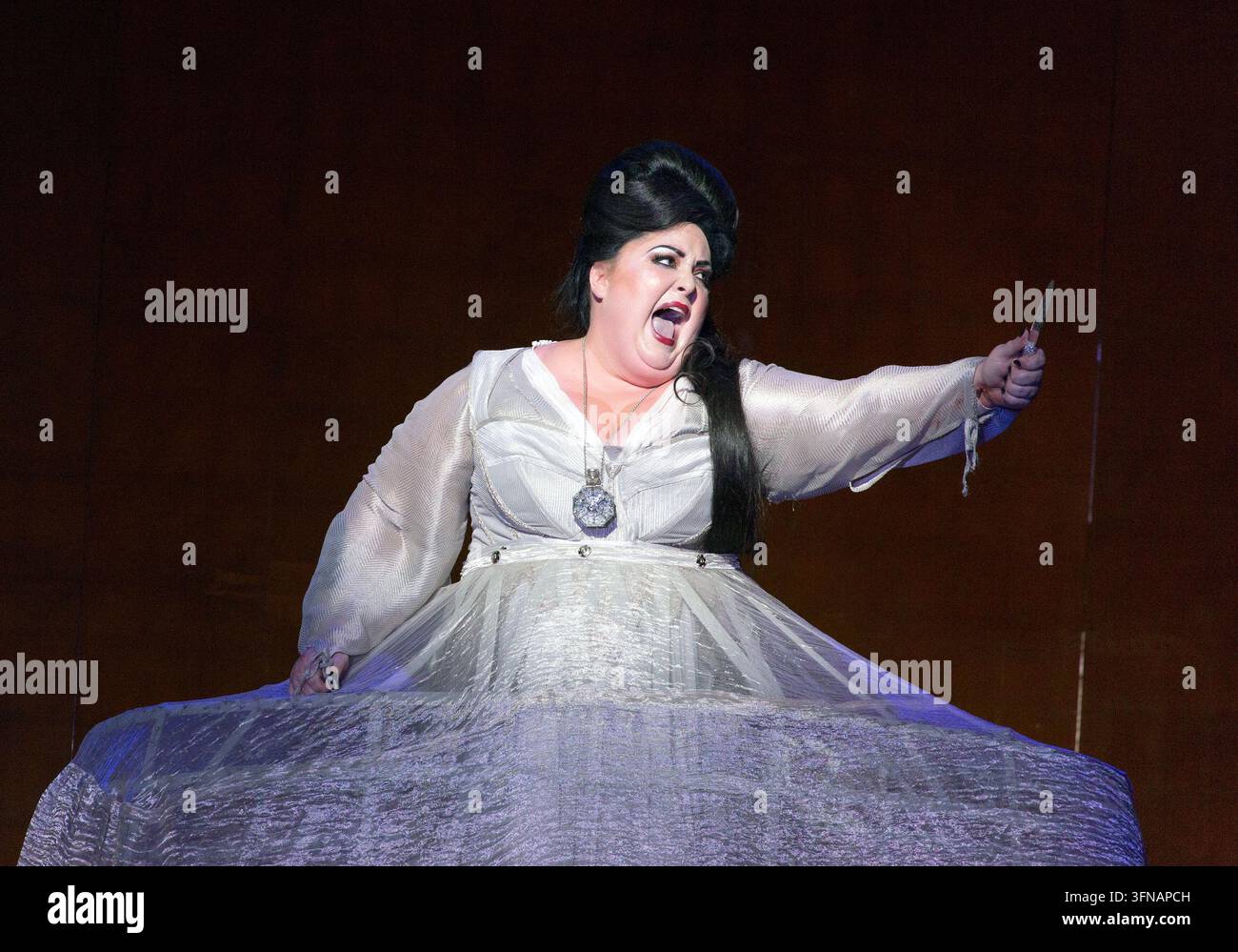 Akt 1: Heidi Melton (Isolde) in TRISTAN UND ISOLDE an der English National Opera (ENO), London Coliseum WC2  09.06.2016  Musik & Libretto: Richard Wagner  Englische Übersetzung: Andrew Porter  Dirigent: Edward Gardner  Bühnenbild: Anish Kapoor & Justin Nardella  Kostüme: Christina Cunningham  Beleuchtung: Paul Anderson  Videodesign: Frieder Weiss  Regisseur: Daniel Kramer Stockfoto