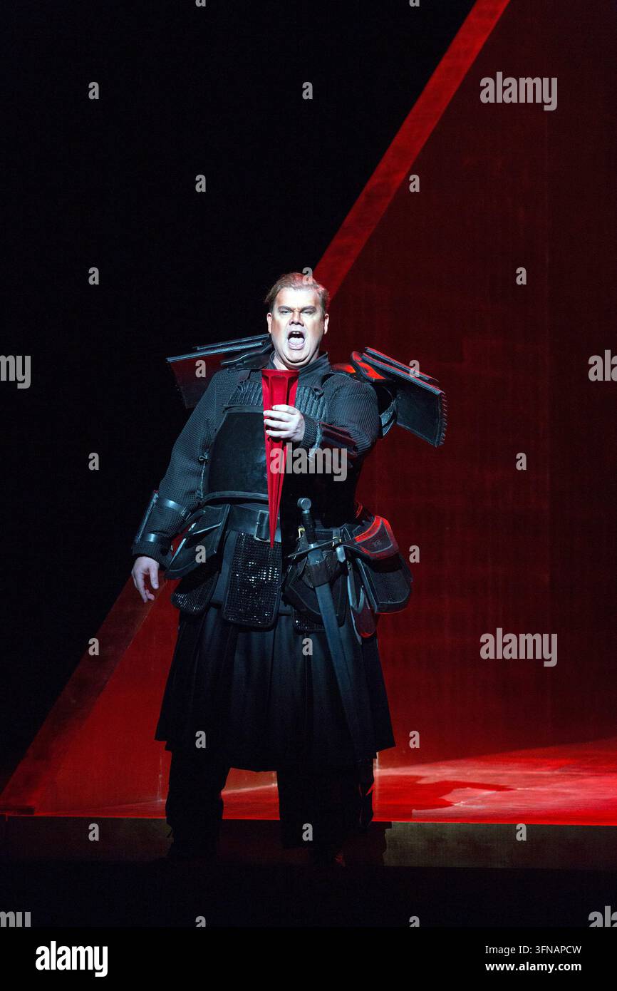 Akt 1: Stuart Skelton (Tristan) in TRISTAN UND ISOLDE an der English National Opera (ENO), London Coliseum WC2  09.06.2016  Musik & Libretto: Richard Wagner  Englische Übersetzung: Andrew Porter  Dirigent: Edward Gardner  Bühnenbild: Anish Kapoor & Justin Nardella  Kostüme: Christina Cunningham  Beleuchtung: Paul Anderson  Videodesign: Frieder Weiss  Regisseur: Daniel Kramer Stockfoto